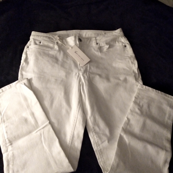 NWT. Two brand by Vince Camuto Jeans - Picture 5 of 5